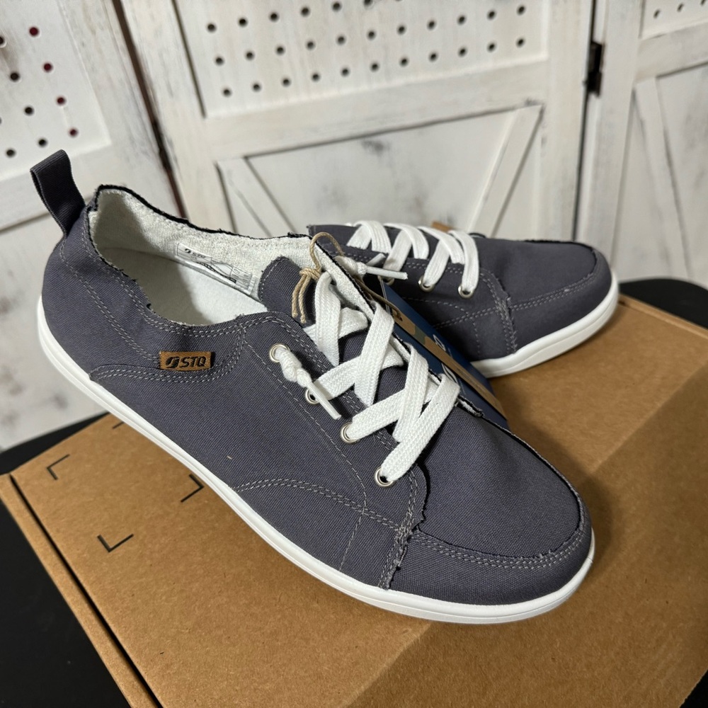 New with Tags STQ 7.5 canvas shoes gray